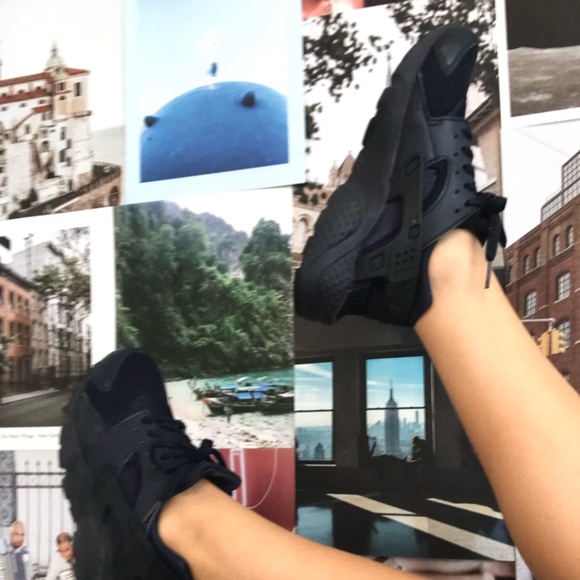Nike Shoes - NIKE hauruchi shoes! LOVE THESE SHOES! Worn twice! Nike Shoes - NIKE hauruchi shoes! LOVE THESE SHOES! Worn twice!